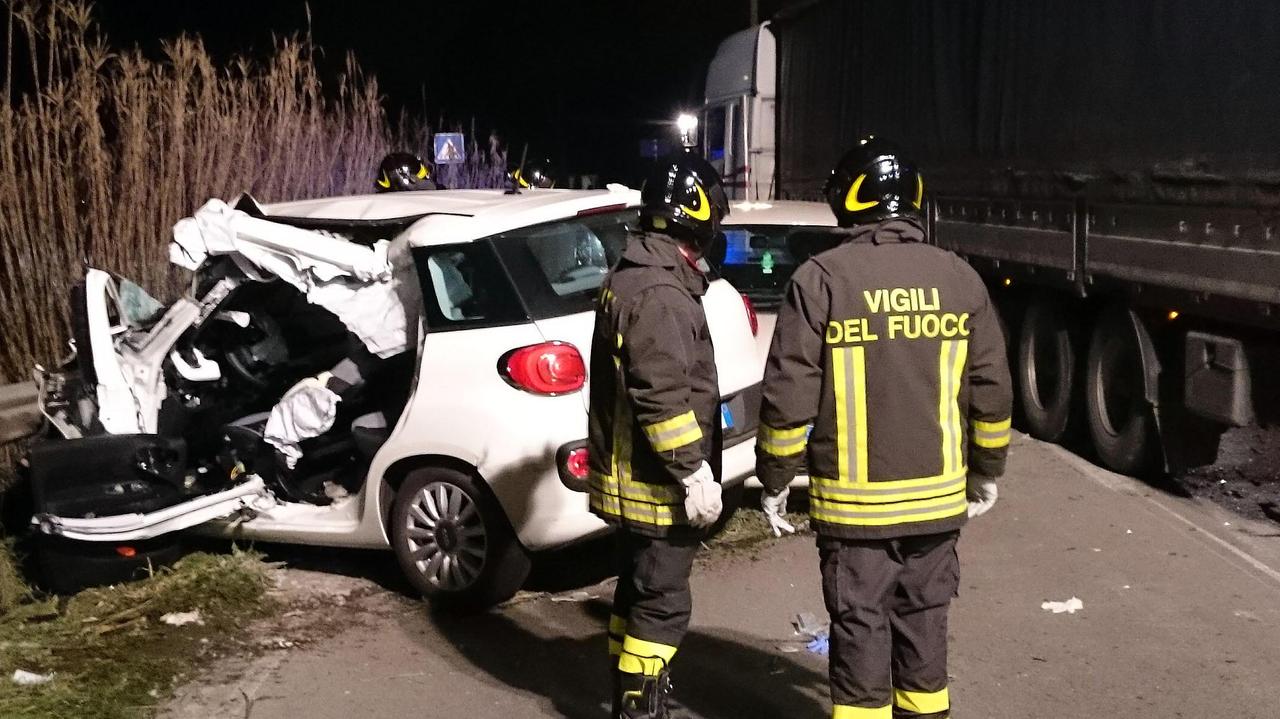 L'auto della donna semidistrutta