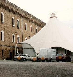 La tensostruttura accanto al Castello Pasquini