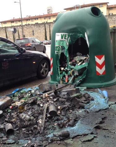 In fiamme altri cinque cassonetti