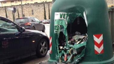 In fiamme altri cinque cassonetti