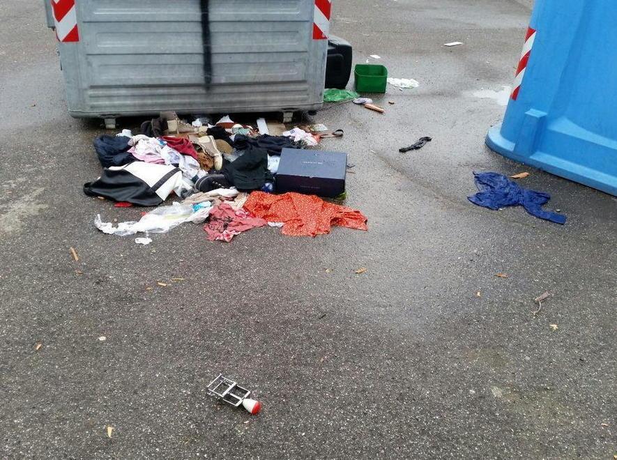 Rifiuti abbandonati e degrado in piazza Oplà 