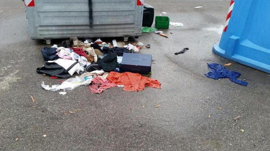 Rifiuti abbandonati e degrado in piazza Oplà