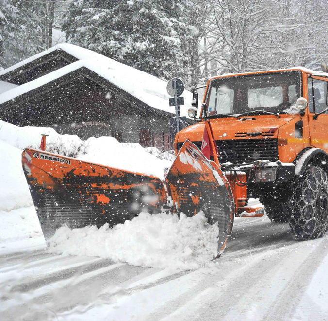 Nevica tutto il giorno Disagi sulle strade ma i turisti festeggiano 