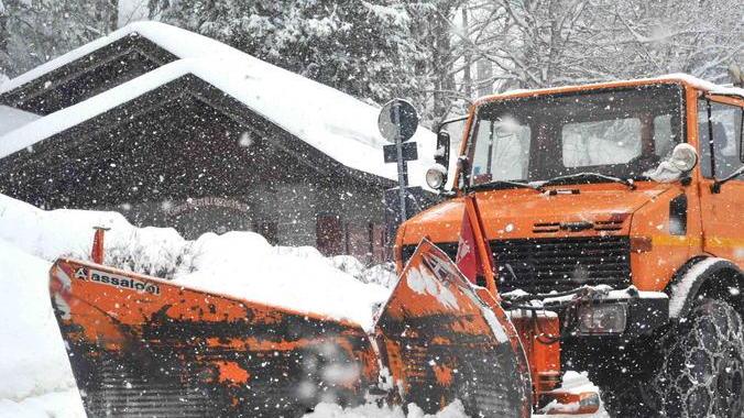 Nevica tutto il giorno Disagi sulle strade ma i turisti festeggiano