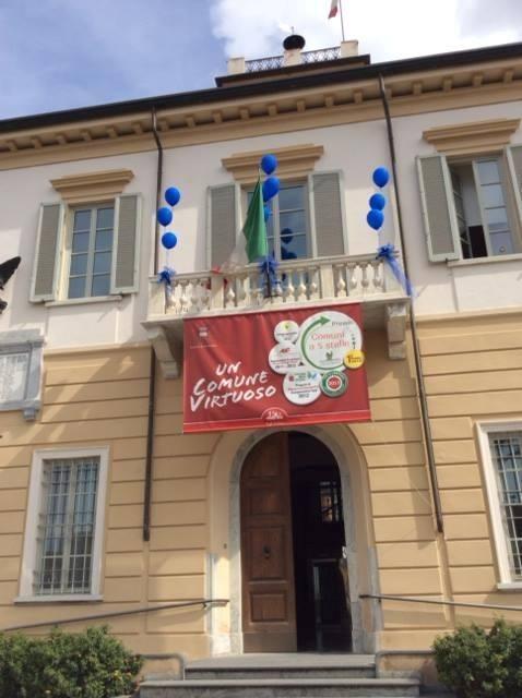 La minoranza vuole togliere lo striscione dal municipio