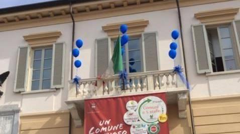 La minoranza vuole togliere lo striscione dal municipio
