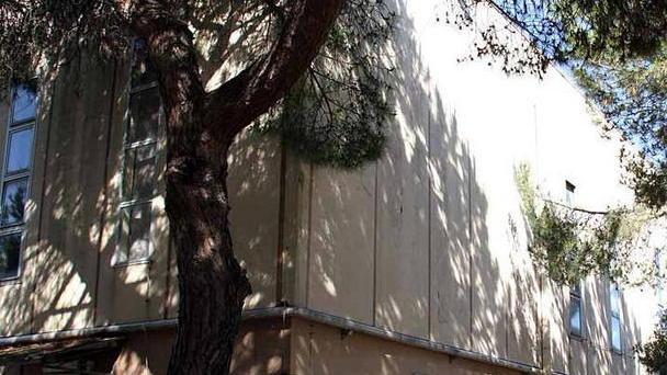 Vecchio palazzetto dello sport si smontano impianti e infissi