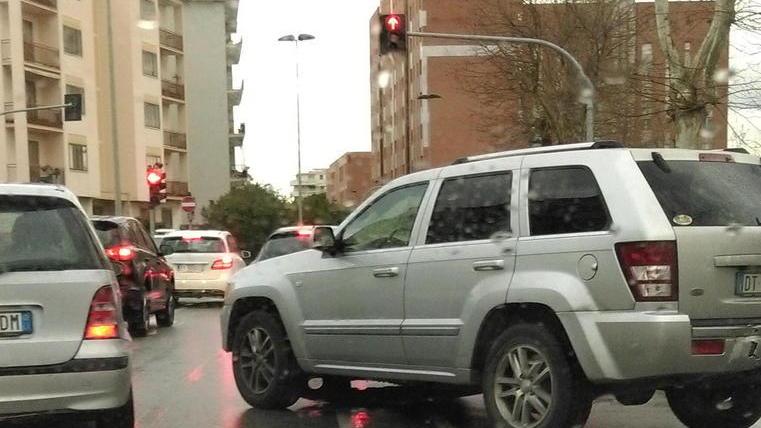 Bus sbanda e colpisce 7 macchine parcheggiate