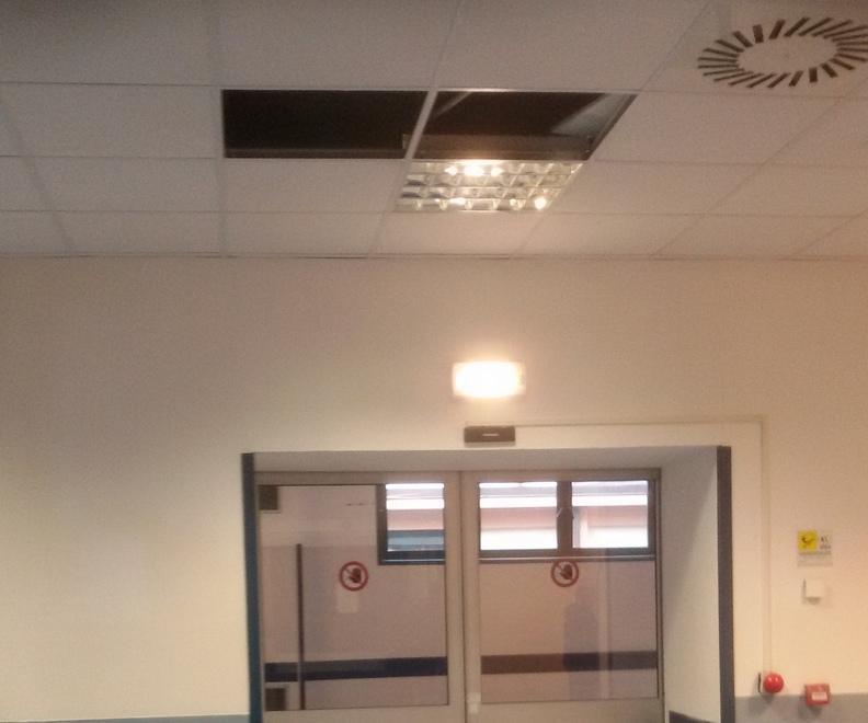 Ospedale, piove dentro il pronto soccorso: giù due tabelloni di cartongesso dal soffitto