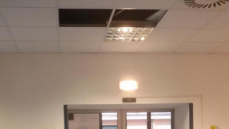 Ospedale, piove dentro il pronto soccorso: giù due tabelloni di cartongesso dal soffitto