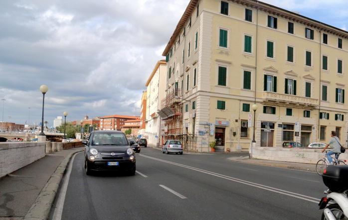 Inseguimento sugli scali per la moto rubata 