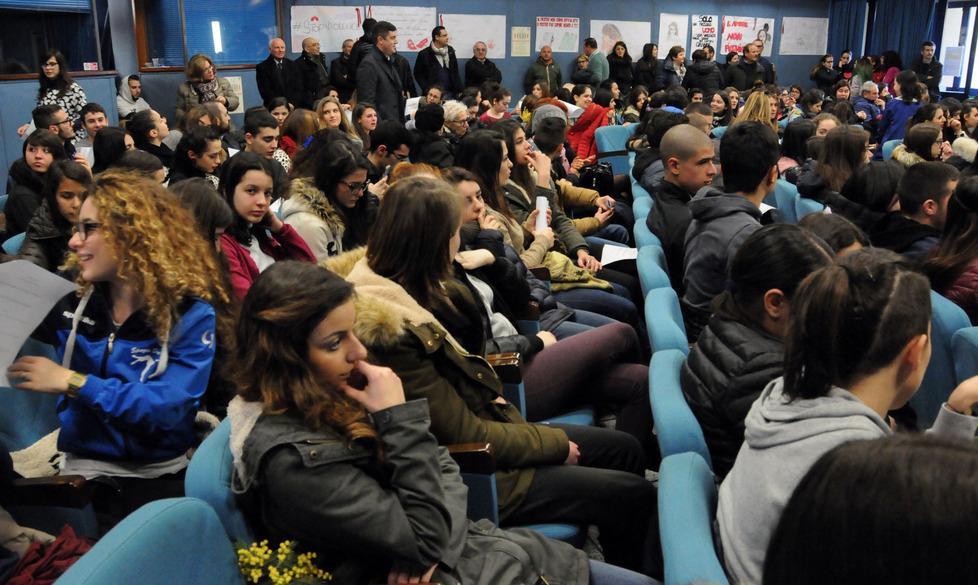 Un no deciso alla violenza «Usciamo dall’ombra» 