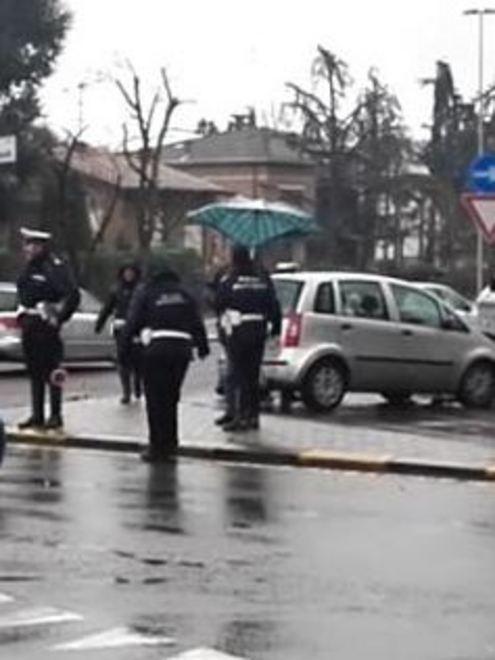 Spettacolare scontro tra auto: 4 feriti lievi e disagi al traffico