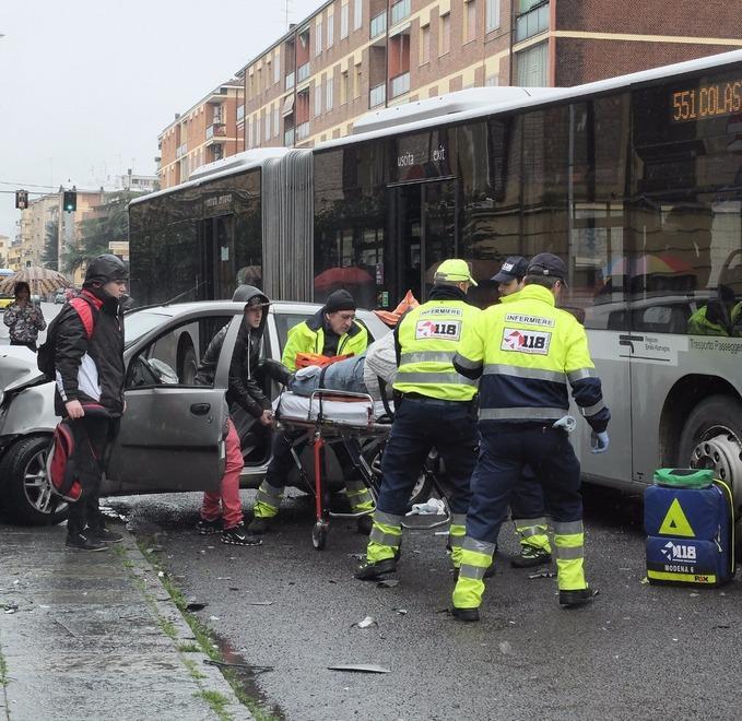Viale Barozzi, pericolo continuo Auto contro un bus: due feriti