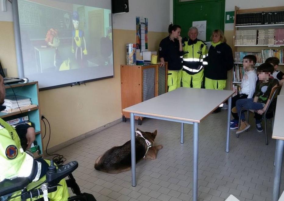 Bambini fuori dalla scuola, ma è una esercitazione 