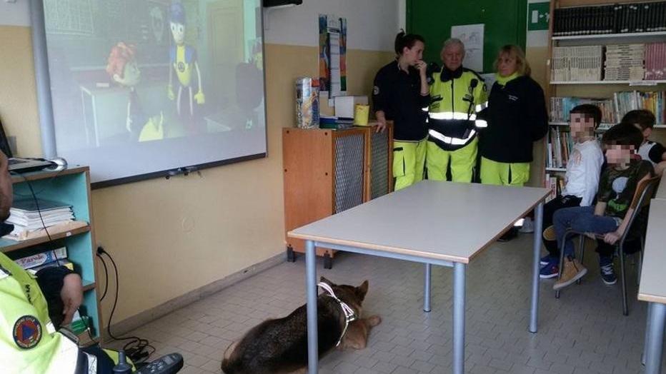 Bambini fuori dalla scuola, ma è una esercitazione