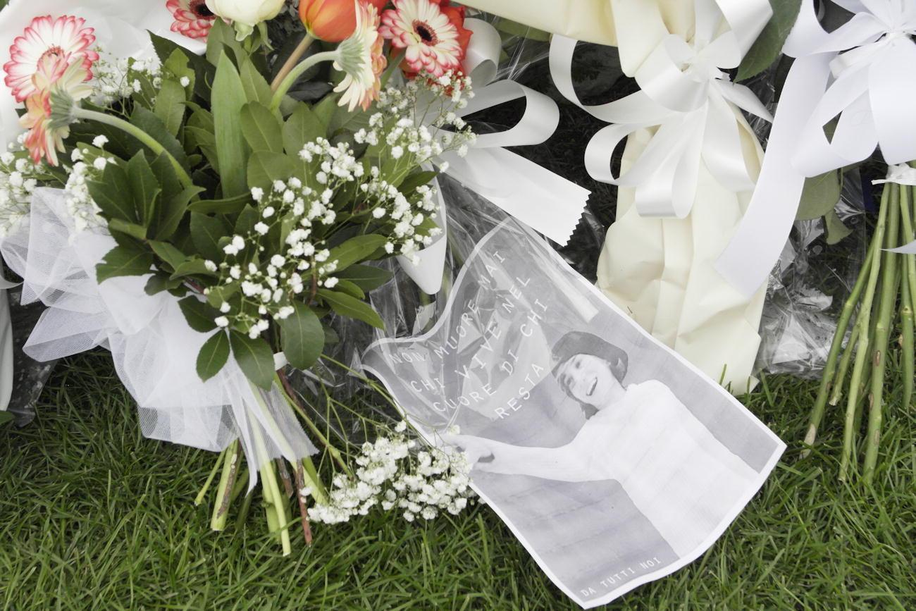 I mazzi di fiori deposti da compagni e insegnanti dove è stato trovato il corpo di Florian