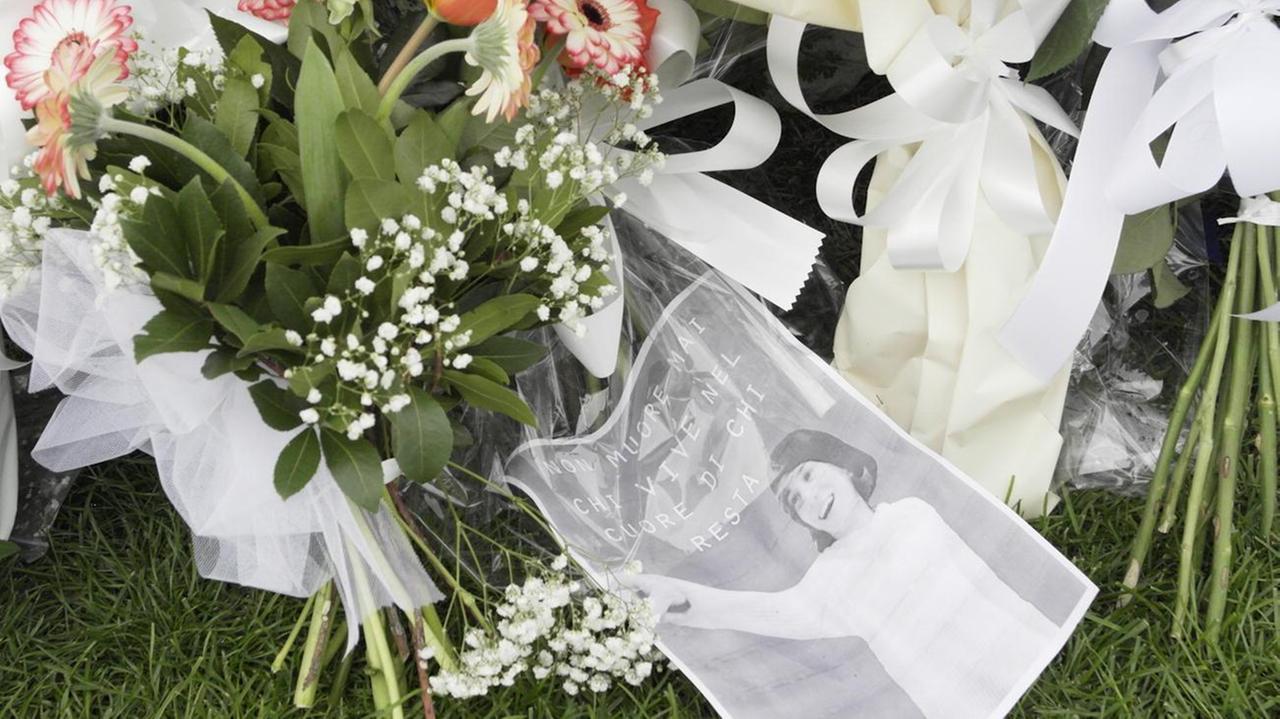 I mazzi di fiori deposti da compagni e insegnanti dove è stato trovato il corpo di Florian