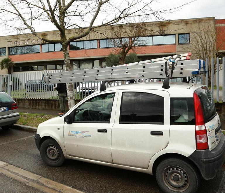 L'auto di Stefano Agnoli parcheggiata davanti al capannone