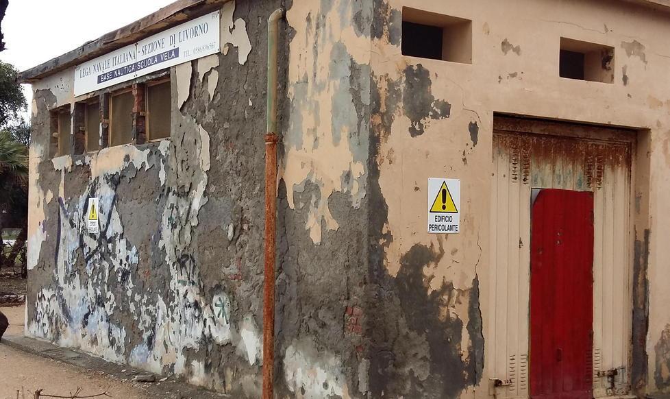 Edificio pericolante sul lungomare di Livorno