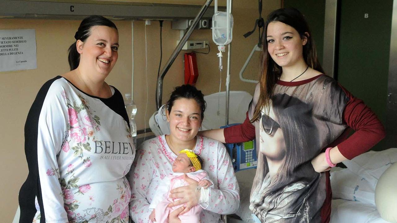 Assunta De Biase con in braccio la piccola Evelyn, la madre (a sinistra) e la sorella Francesca