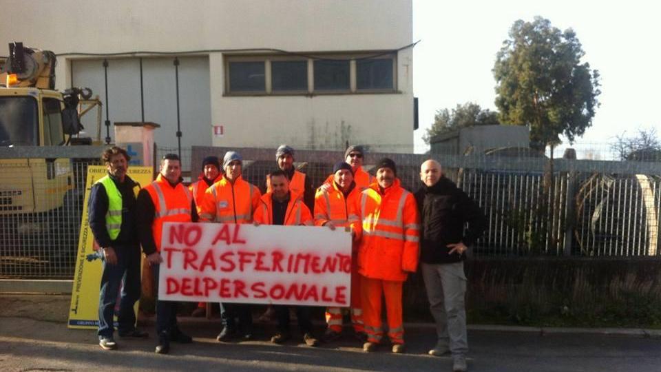 Il presidio davanti ai cancelli della Sirti a San Vincenzo