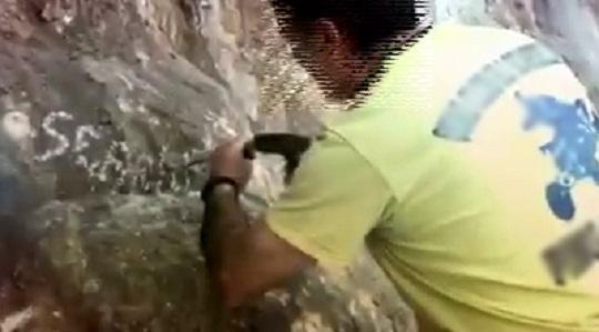 Una delle immagini degli "incisori" di Cala Luna recuperate attraverso Facebook