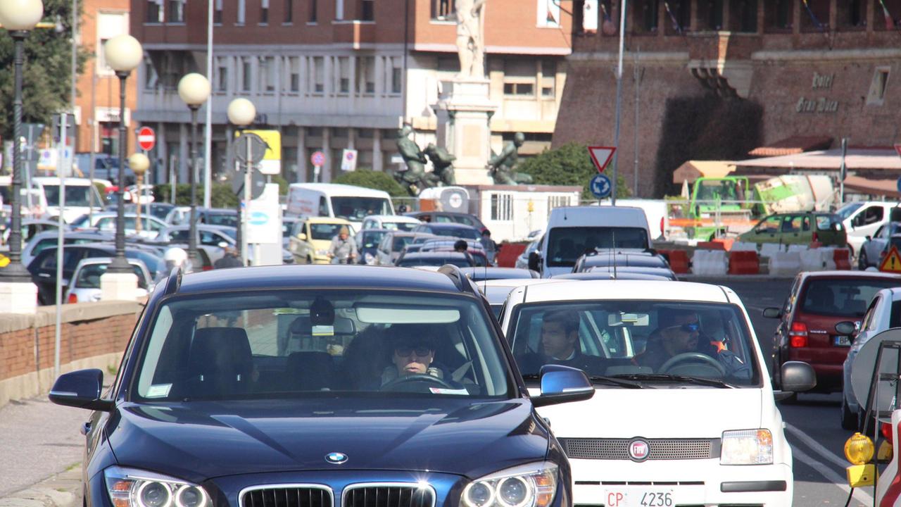 Nautico: macchine in fila e traffico nel caos per i lavori di asfaltatura