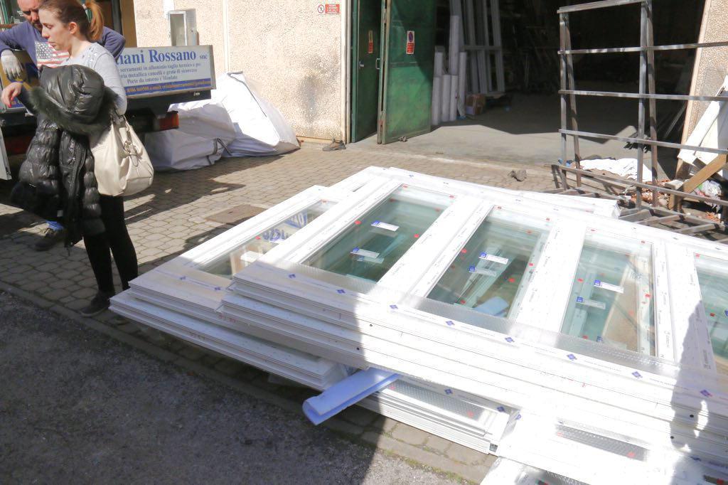 Le lastre cadute addosso agli operai (Marzi/Pentafoto)