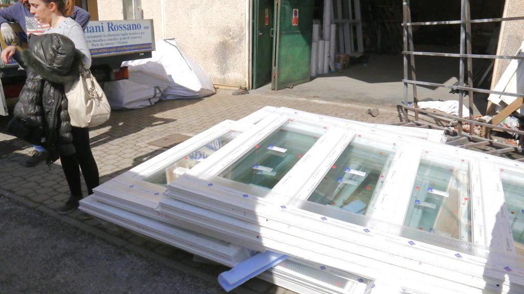 Le lastre cadute addosso agli operai (Marzi/Pentafoto)