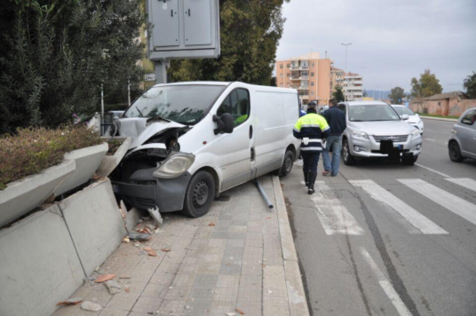 L'autocarro finito sul muro in via Vesalio (foto Mario Rosas)