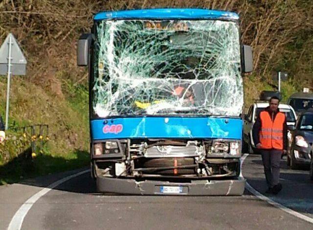 Il parabrezza distrutto del pulman Cap che ha tamponato l'altro mezzo 