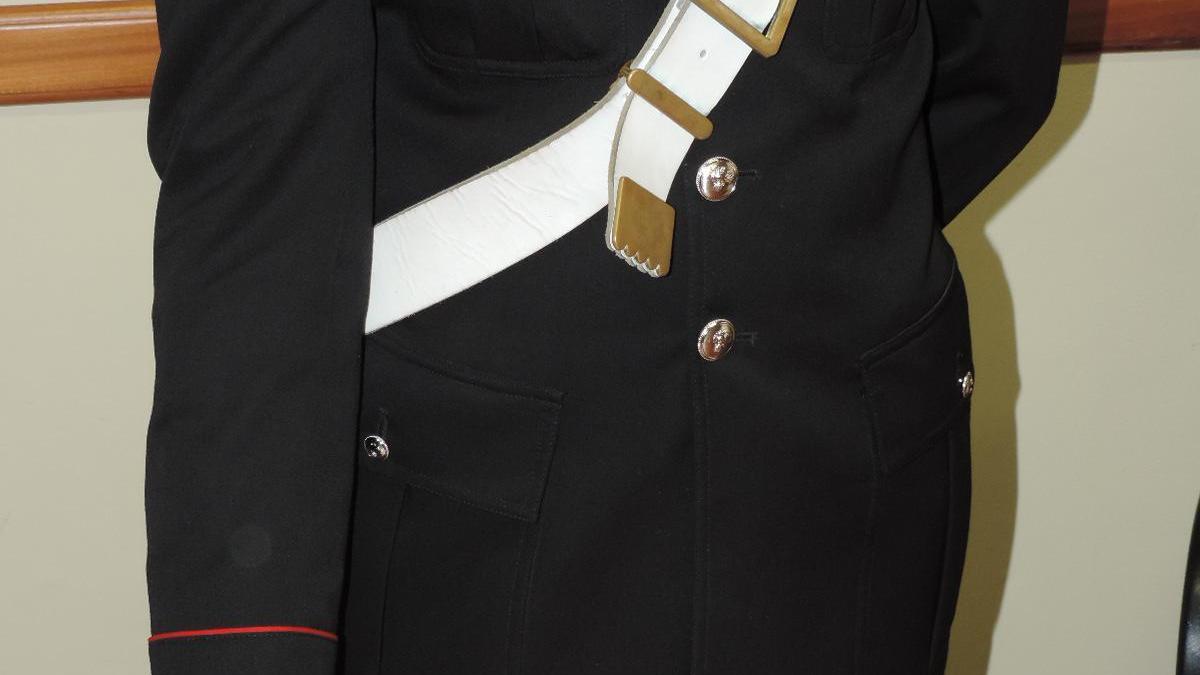Un carabinieri mostra la sostanza stupefacente sequestrata