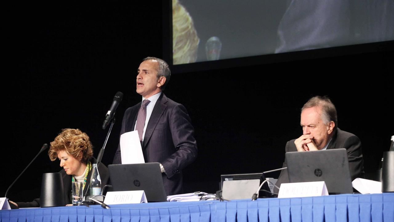 Il direttore generale Francesco Iorio, in primo piano, all'assemblea della Bpvi
