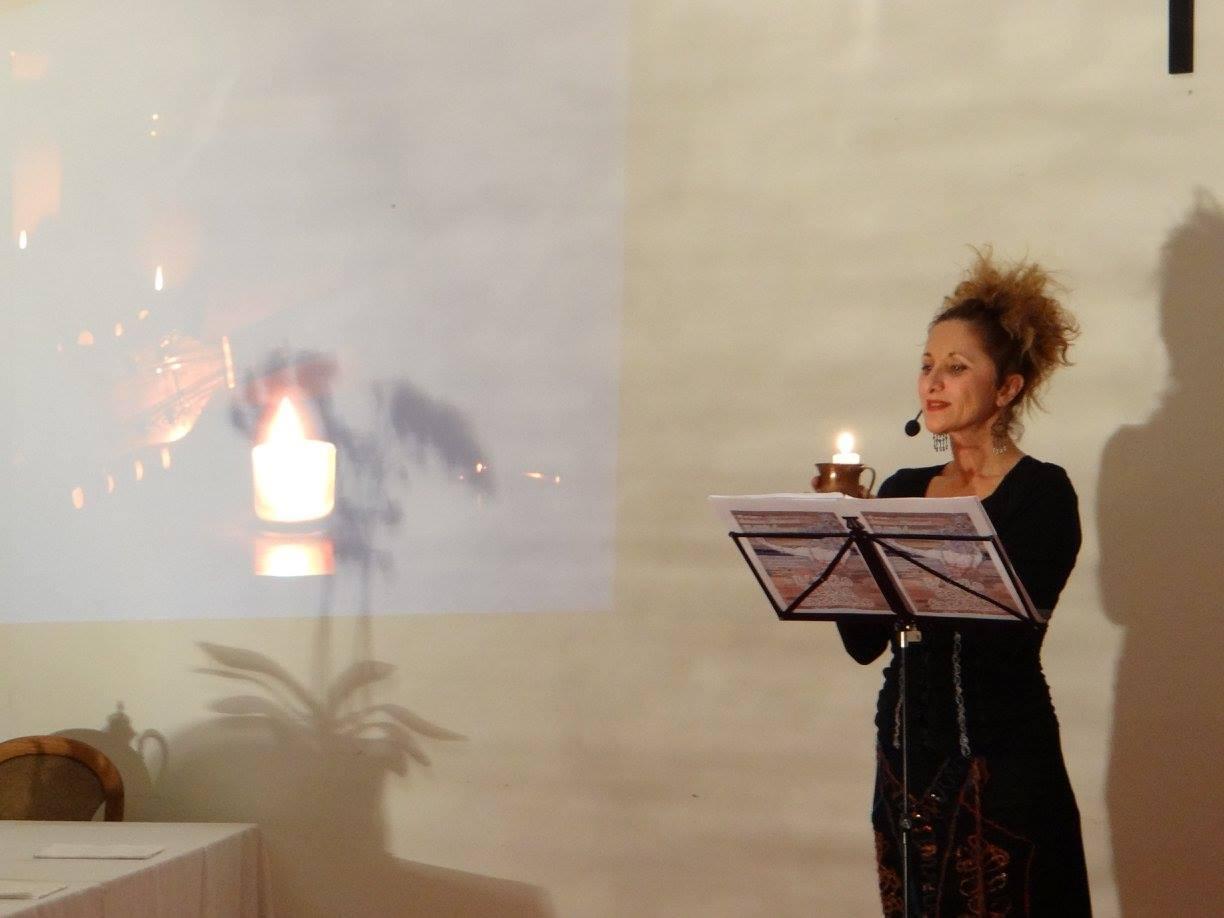 Gemma Messori durante uno spettacolo a teatro
