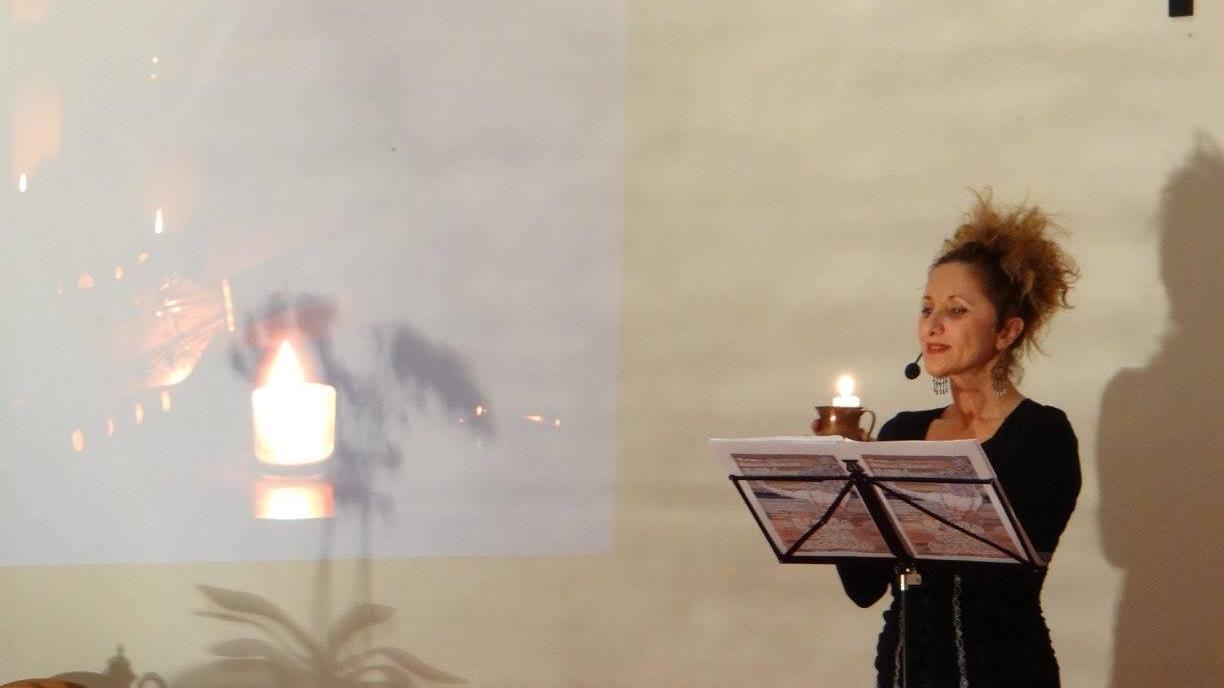 Gemma Messori durante uno spettacolo a teatro