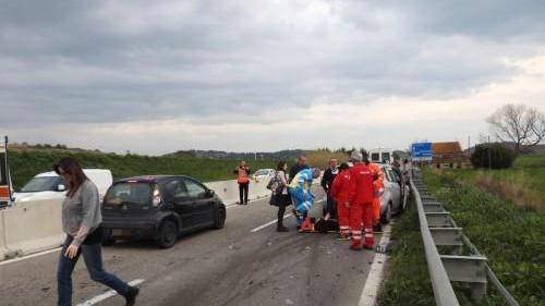 Uno dei feriti a terra, soccorso dai sanitari del 118 (foto Enzo Russo)
