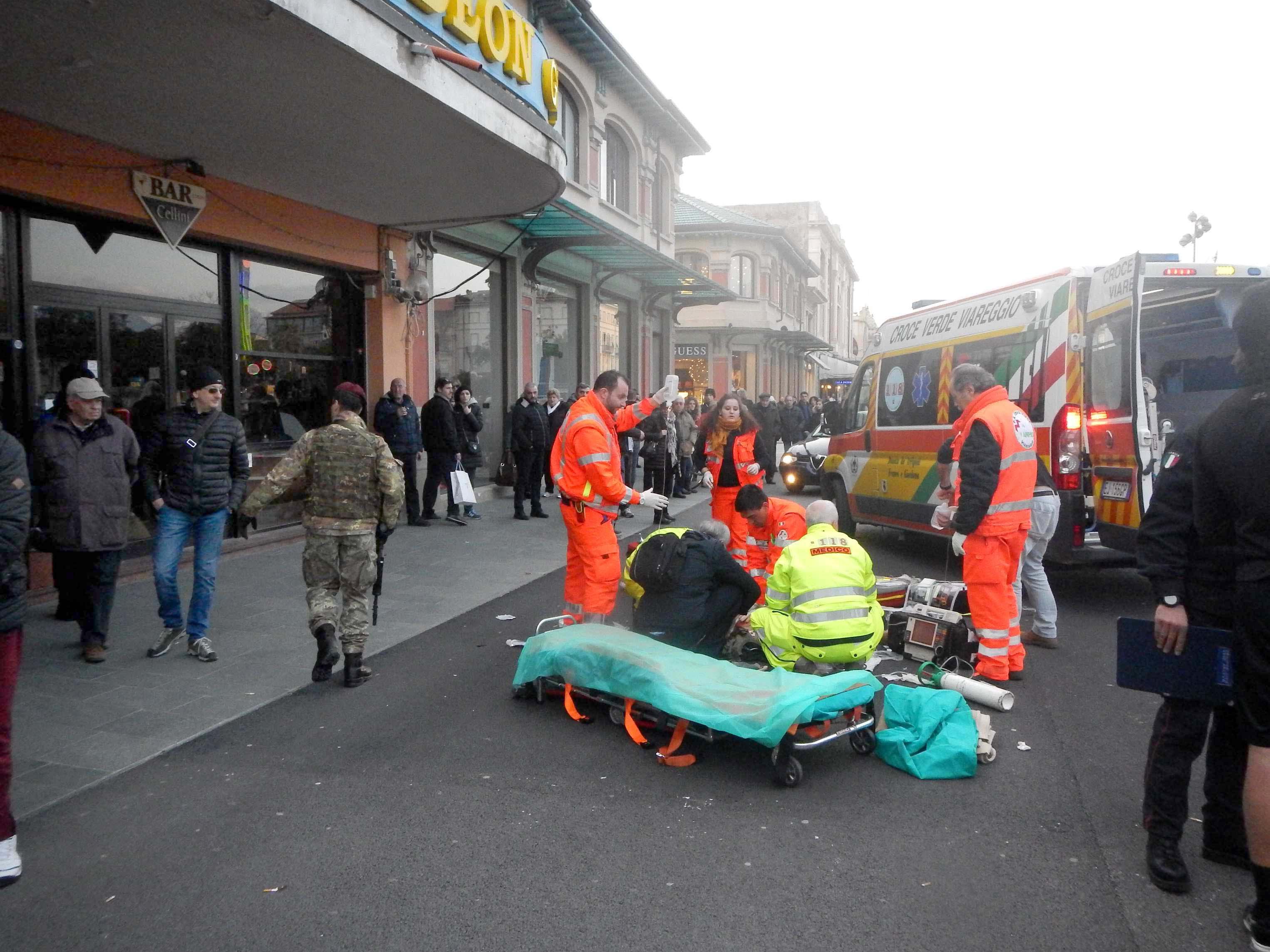 I soccorsi dopo l'accoltellamento in Passeggiata