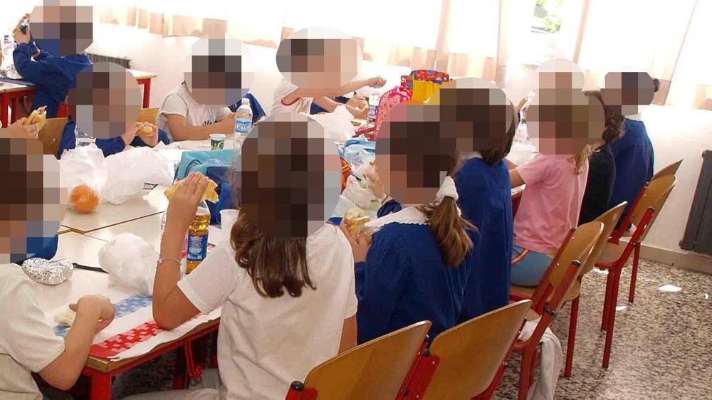 Bambini a mensa (foto di archivio)