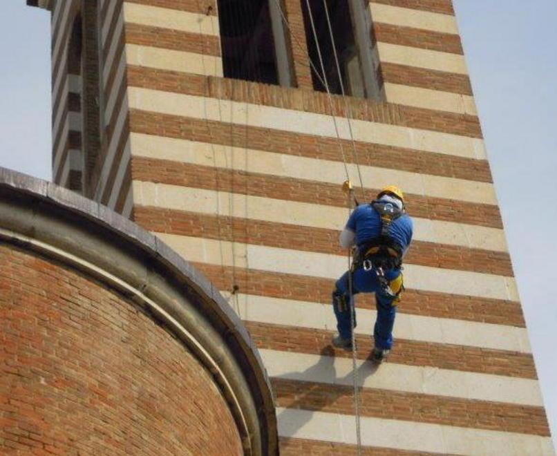 I funamboli rimettono su il crocifisso - Video
