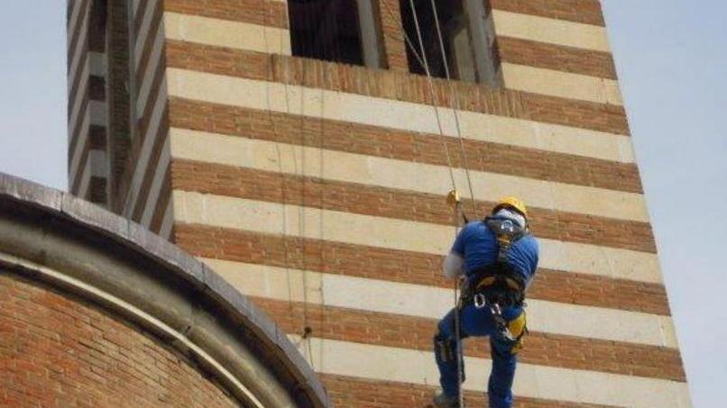 I funamboli rimettono su il crocifisso - Video