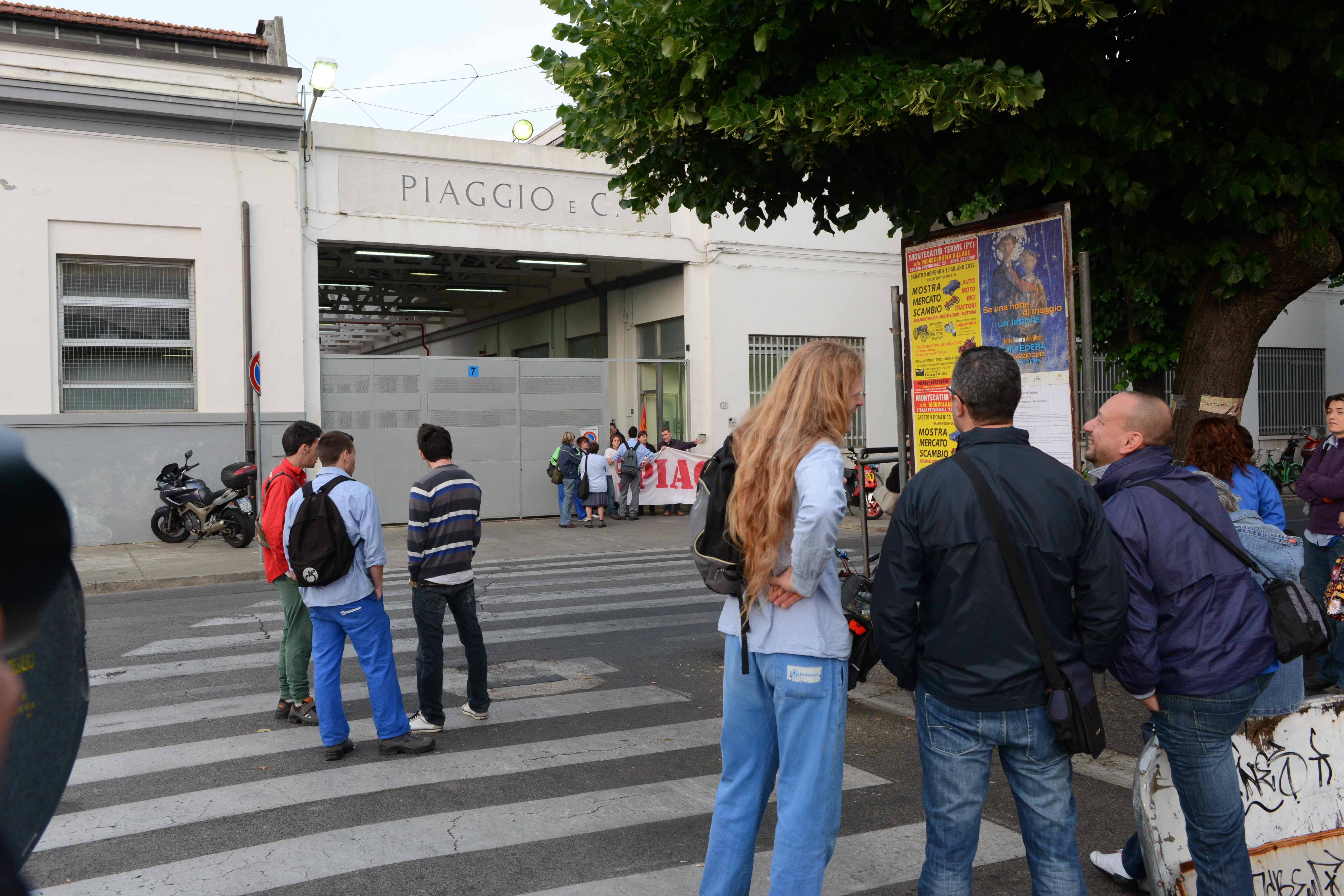 L'ingresso dello stabilimento di Piaggio a Pontedera