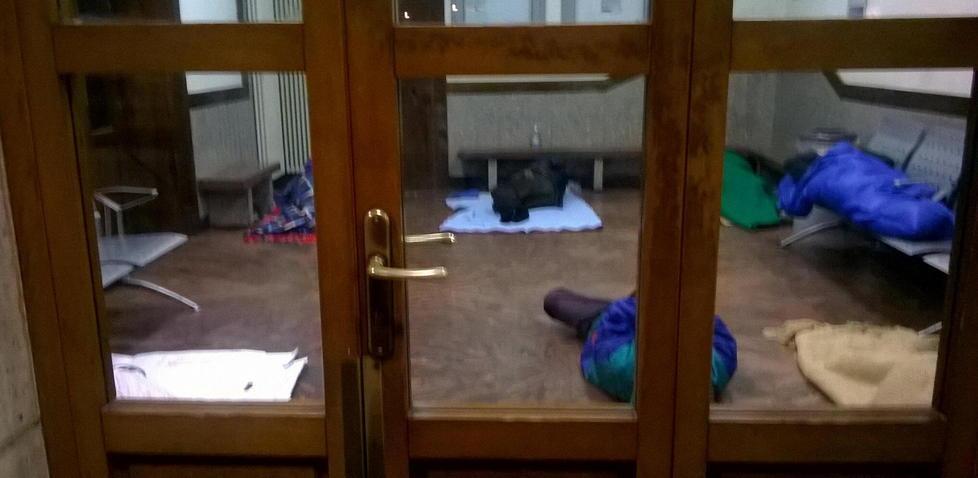 Stazione di Empoli chiusa la notte disperati a caccia di altri rifugi 