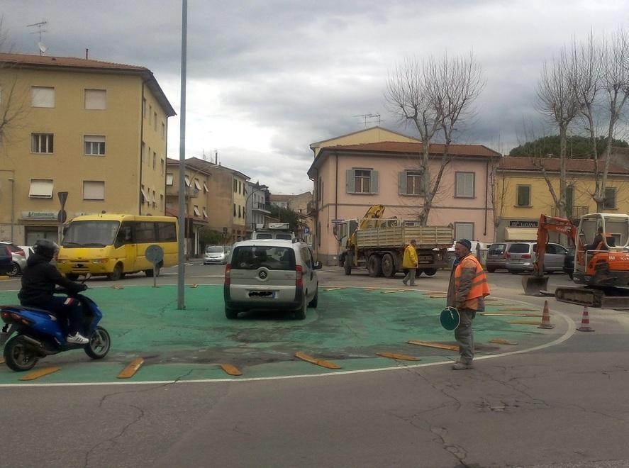 Cantiere flash in centro per sistemare le buche 