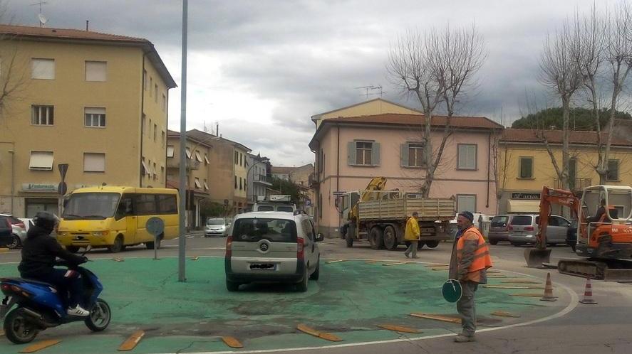 Cantiere flash in centro per sistemare le buche