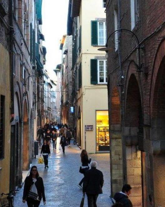 Anziano scippato dell’orologio da una donna in via Fillungo 