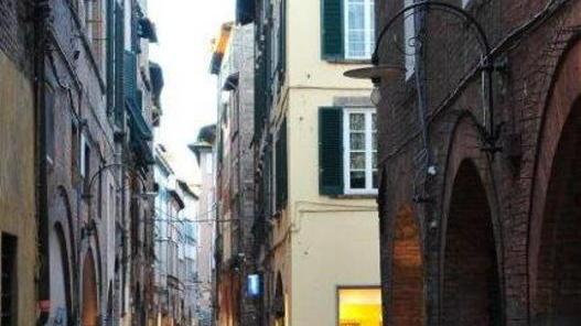 Anziano scippato dell’orologio da una donna in via Fillungo