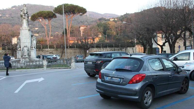 Parcheggiare ovunque costerà 125 euro al mese