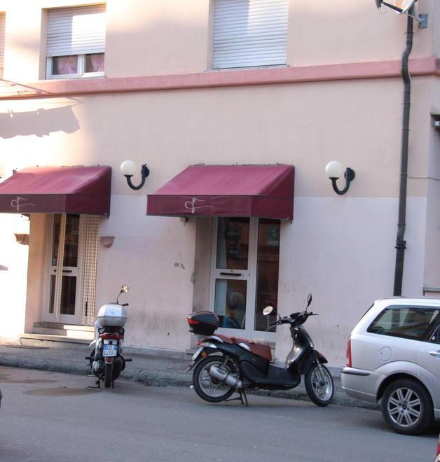 Forzano la finestra del negozio ma l’allarme li mette in fuga