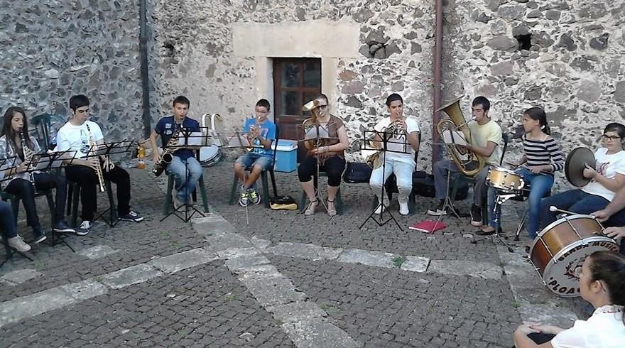 Gli scolari e la banda scrivono insieme una fiaba musicale